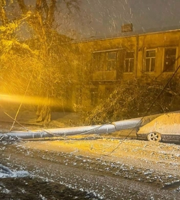 На 14 автодорогах перекрито рух транспорту, у 16 областях знеструмлені населені пункти — МВС 