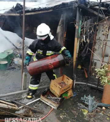 На Одещині спалахнула будівля з газовими балонами