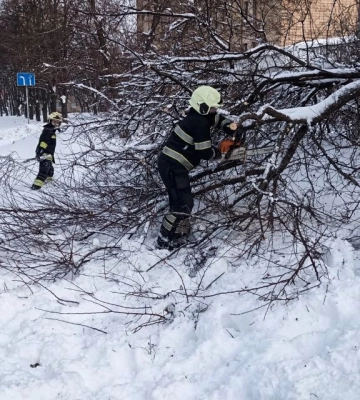 Черкаські надзвичайники дістали понад 60 автомобілів, що опинилися у заметах (ФОТО)