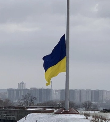 На найвищому флагштокові України встановлено новий прапор (відео)