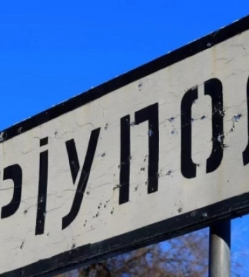У центрі Маріуполя загарбники демонтують історичну будівлю поліцейського управління