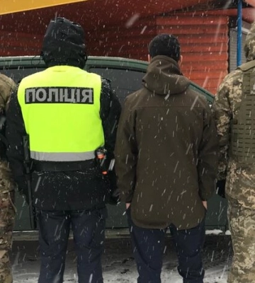 Знімали з паркану: прикордонники розповіли, як чоловіки намагаються втікати в Румунію