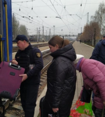 Примусова евакуація: на деокупованій Херсонщині за місяць вивезли 629 дітей із сімʼями