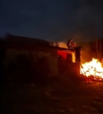 На Тячівщині горіла надвірна споруда