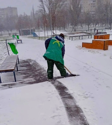 Майже дві тисячі комунальників прибирали сніг у Харкові
