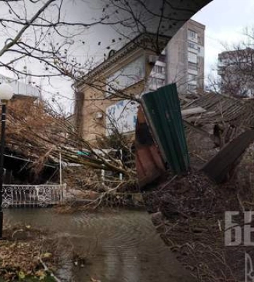 Води по пояс та немає світла: Бердянськ затоплює через шторм Води по пояс та немає світла: Бердянськ затоплює через шторм