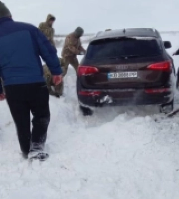 Зі снігових пасток на трасах Одещини врятували майже дві тисячі людей, у тому числі 138 дітей