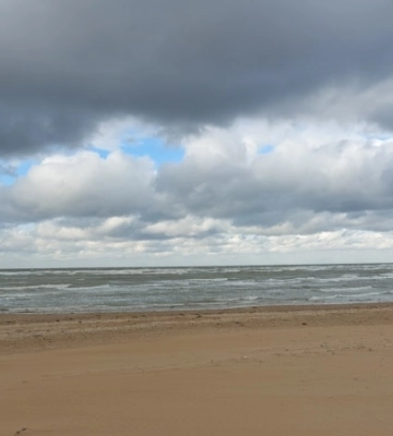 Азовське море в Ленінському районі Криму через шторм відійшло від берега 