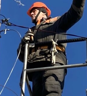 На Полтавщині через стихійне відключення світла понад 300 енергетиків працюють на аварійних місцях