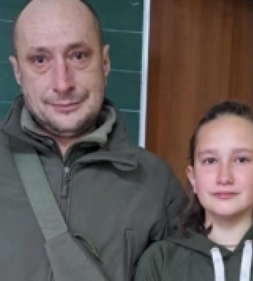 Обійми та сльози: на Волині військовий розшукав школярку, аби віддячити їй за подарунок