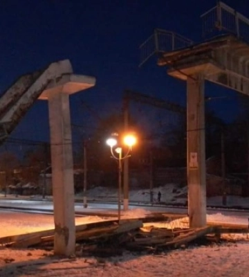У Кропивницькому частково обвалився пішохідний міст 