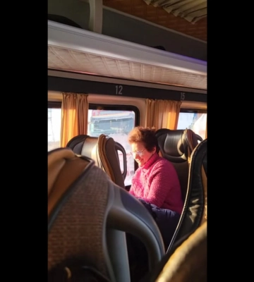 На Одещині вчителька провела онлайн-урок в заметеному автобусі (відео)