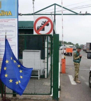 Українські перевізники кажуть, що замість Польщі фури можуть рушити до Словаччини й Угорщини