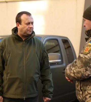 Вінницька ОВА передала зенітно-кулеметному батальйону 30 пікапів