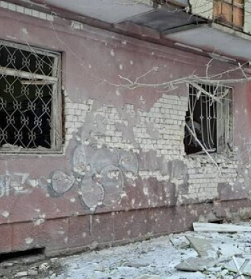 Вночі ворог бив по житлових будинках у центрі Херсону, поранено чоловіка