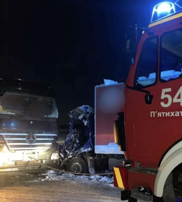 На трасі в Дніпропетровській області зіткнулися дві вантажівки: є загиблий