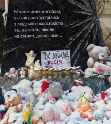 У Харкові прибрали іграшки, принесені до пам’ятника вбитим РФ дітям 