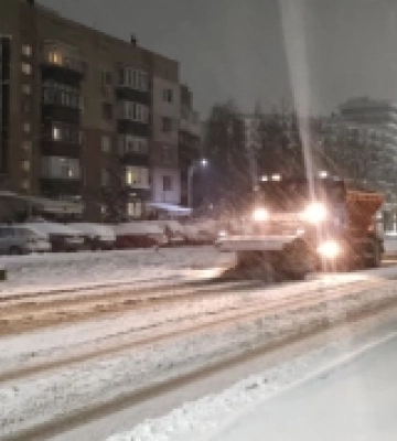 В Ужгороді дорожники розчищають дороги і боряться з негодою