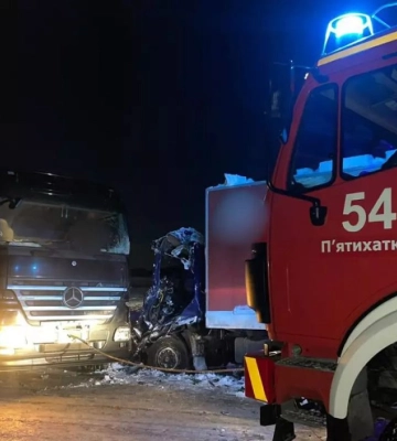 На Дніпропетровщині зіткнулися дві вантажівки: є загиблий