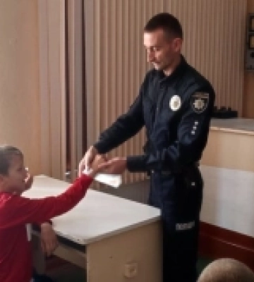 На Миколаївщині ювенали провели пізнавальну лекцію для школярів