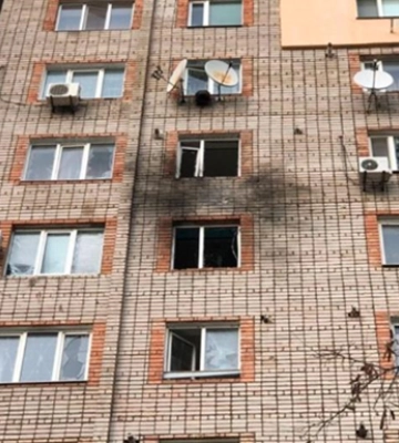 РФ ударила по пятиэтажке в Никополе: есть погибший и раненые