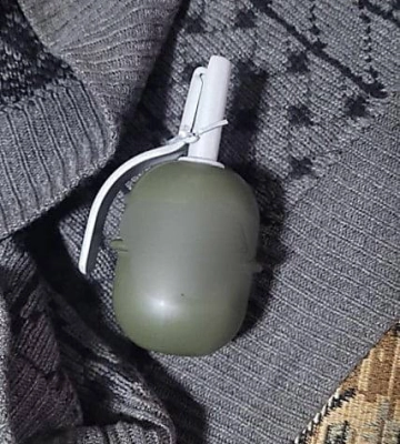 На Київщині поліцейські переконали здатися чоловіка, який погрожував підірвати гранату в будинку