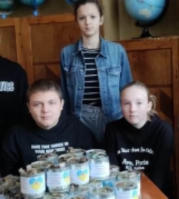 Учні з Волині виготовили окопні свічки для захисників