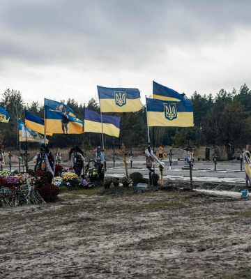 Багнюка, прокльони від рідних і розбита дорога: як триває будівництво військового кладовища у Полтаві