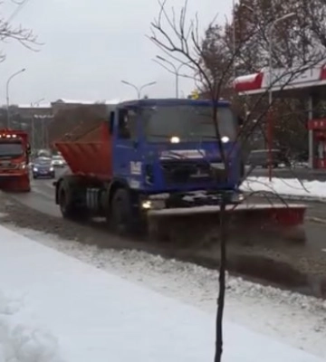 На вулицях Ужгорода працює спецтехніка – розчищають дороги та пішохідні зони від снігу