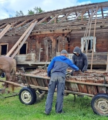 У заповіднику «Тустань» на Львівщині з’явилася унікальна різьблена хата