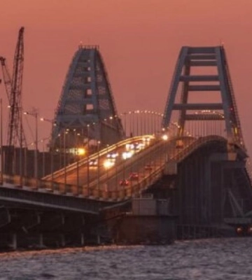Ураган зруйнував захисні споруди біля Керченського мосту: супутникові фото