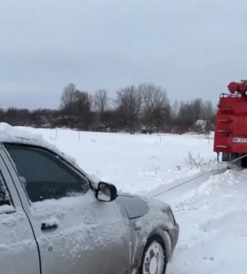 Рятувальники продовжують допомагати громадянам, які страждають від наслідків негоди (відео)