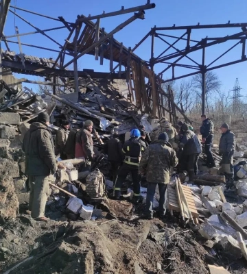 россияне обстреляли шахту в Донецкой области. Из-под завалов спасли людей