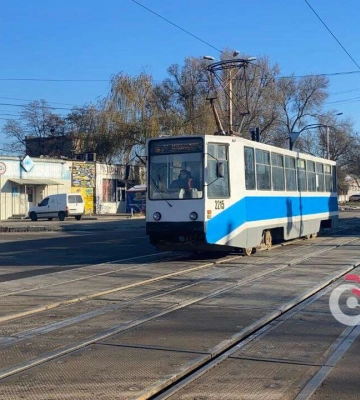 У Дніпрі ремонтують аварійні трамвайні переїзди: черговий перевірив роботи