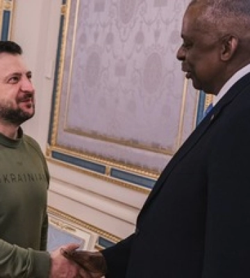 США смогут отправлять Украине дальнобойное оружие и артиллерийские снаряды еще «некоторое время» — WP