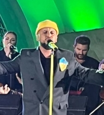 Вже не концерти: співак з Луцька MONATIK озвучив зупинки електрички (відео)