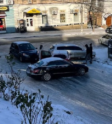У Сумах через слизьку дорогу сталося 4 ДТП в одному місці