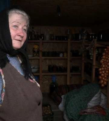 Пропасти не дають сусіди: пенсіонерка з Білорусі живе у батьківській хаті на Волині. Відео