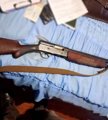 Погрожував дружині рушницею: у Рівному у домашнього кривдника вилучили заряджену зброю
