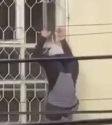 У Мукачеві чоловік втік із будівлі ТЦК через вікно на другому поверсі (відео) У Мукачеві чоловік втік із будівлі ТЦК через вікно на другому поверсі (відео)