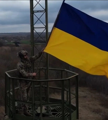 Флаг Украины подняли в пункте пропуска на Харьковщине на границе с РФ (видео)