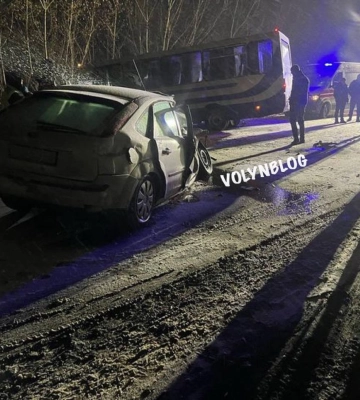 Постраждалому надають допомогу: у Луцькому районі зіткнувся рейсовий автобус і легковик