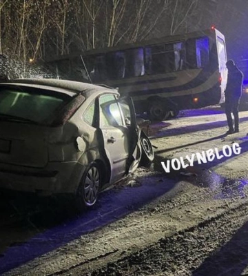 Водія дістають з понівеченого авто: у Луцькому районі рейсовий автобус зіткнувся з легковиком Водія дістають з понівеченого авто: у Луцькому районі рейсовий автобус зіткнувся з легковиком