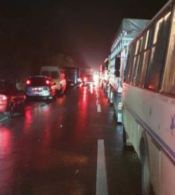 Майже година без руху: траса Одеса-Миколаїв стоїть у багатокілометровій пробці