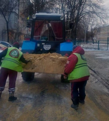 Почти 2 тысячи коммунальщиков в Харькове убирали лед и посыпали дорожки 