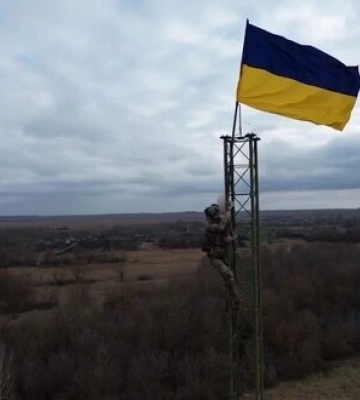 Прикордонники підняли український прапор у пункті пропуску &quot;Бударки&quot; на кордоні з Росією. ВIДЕО