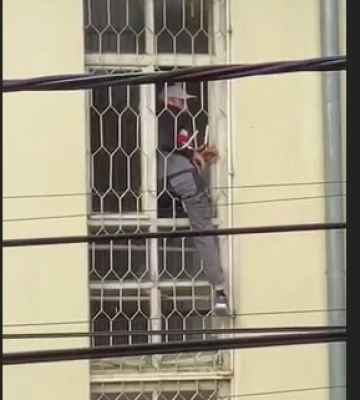 В Мукачево мужчина сбежал от военкомов через окно на втором этаже В Мукачево мужчина сбежал от военкомов через окно на втором этаже
