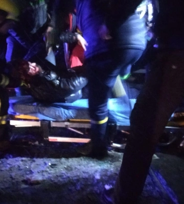 Водія дістають з понівеченого авто: у Луцькому районі рейсовий автобус зіткнувся з легковиком
