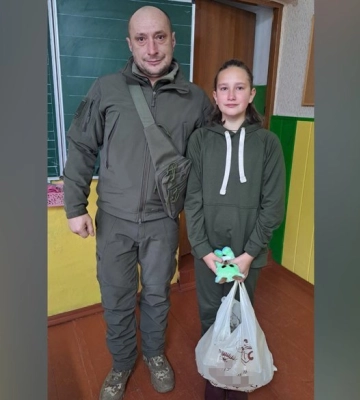 Обійми та сльози: на Волині військовий розшукав школярку, аби віддячити їй за подарунок