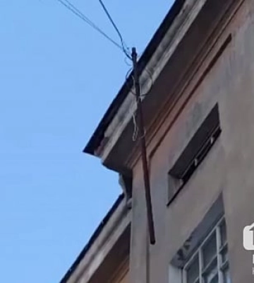 Криворіжці скаржаться на трубу, що звисає з даху
